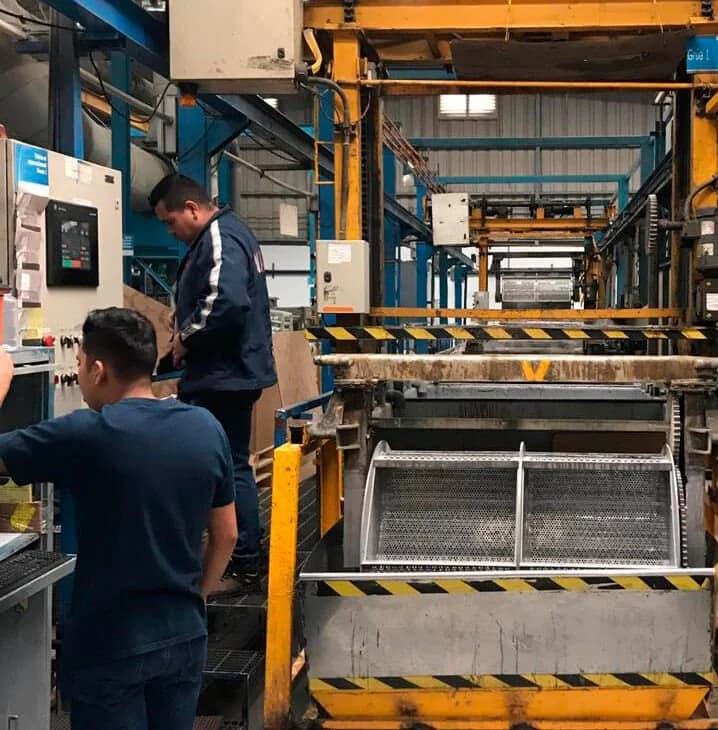 Mitarbeitende an der Phosphatierlinie von Cuesto in Guadalajara bei der Produktionssteuerung